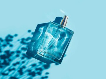 Parfum-Flakon vor blauem Hintergrund | © Adobe Stock/Alex Shi