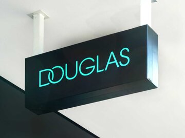 Douglas Logo vor einem Geschäft | © Adobe Stock/EKH-Pictures