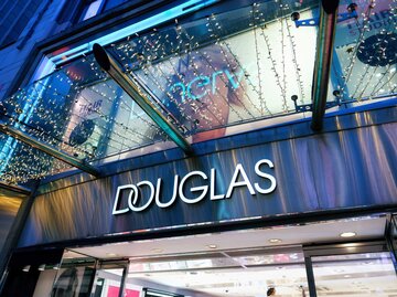 Douglas Store von außen | © Adobe Stock
