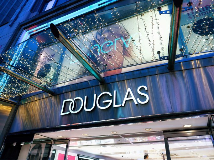 Douglas Store von außen | © Adobe Stock