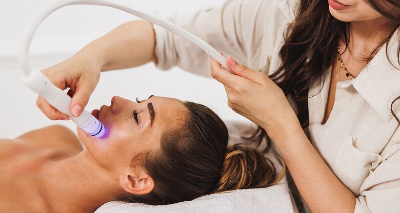 Eine Frau bekommt ein Hydrafacial. | © Adobe Stock/milanmarkovic78