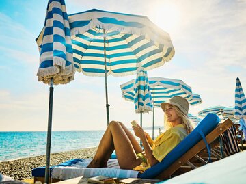 Person auf Liege am Strand | © Getty Images/pixdeluxe