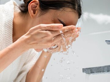 Person wäscht Gesicht mit Wasser | © Getty Images/Kiwis