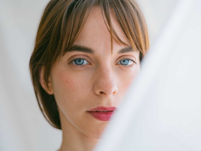 Junge Frau mit blauen Augen und schöner Haut. | © Getty Images/Israel Sebastian