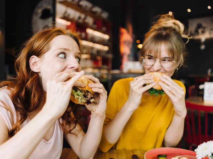 Frauen essen Burger | © Getty Images/Westend61