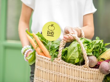 Korb mit Bio-Lebensmitteln | © Getty Images/RossHelen