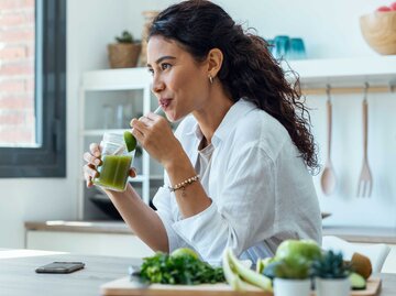 Frau trinkt grünen Smoothie | © Getty Images/nensuria