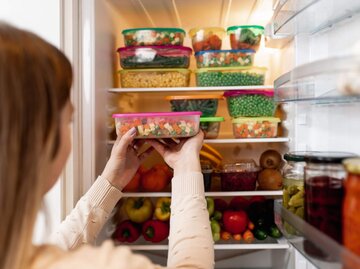 Person stellt Gefäß in den Kühlschrank | © Getty Images/Group4 Studio