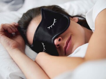 Person mit Schlafmaske | © Getty Images/Westend61