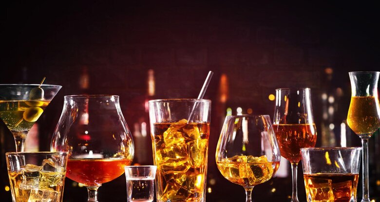 Verschiedene Drinks | © Getty Images/AlexRaths