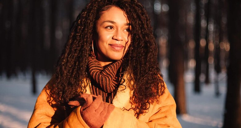 Person im Winter in der Sonne | © Getty Images/Cavan Images