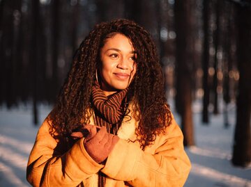 Person im Winter in der Sonne | © Getty Images/Cavan Images