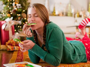 Person isst Plätzchen am Boden | © Getty Images/Mark Edward Atkinson/Tracey Lee