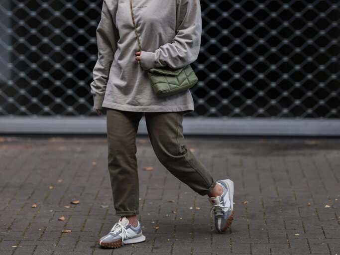 Person in Sneaker mit freien Knöcheln | © Getty Images/Jeremy Moeller