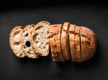 Aufgeschnittenes Brot auf schwarzem Hintergrund | © AdobeStock/mizina