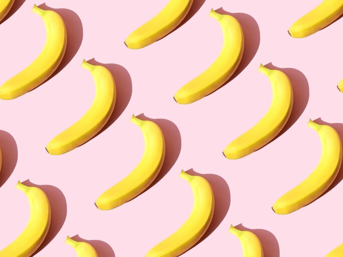 Bananen auf rosa Hintergrund | © Getty Images/Yulia Reznikov