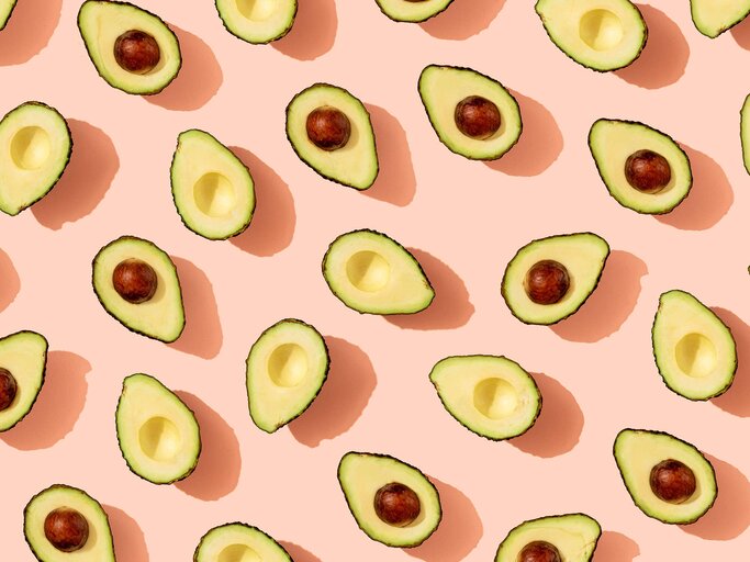 Avocado auf rosa Hintergrund | © Getty Images/Westend61