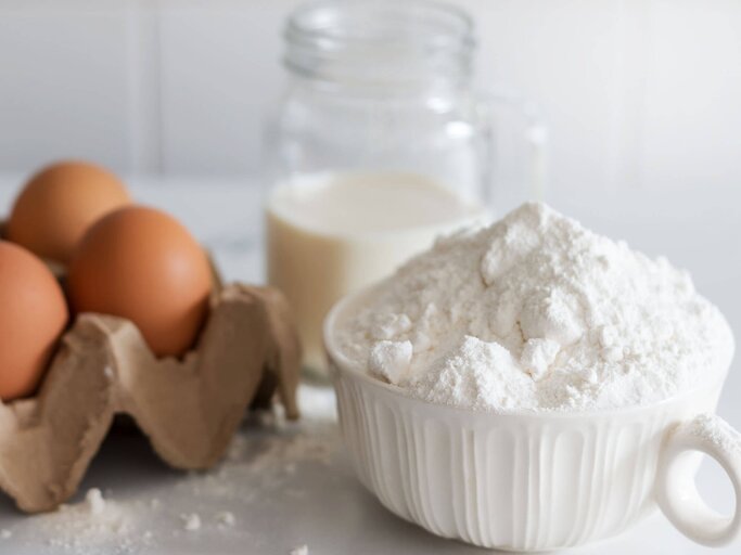 Mehl zusammen mit weiteren Zutaten zum Backen | © Getty Images/photograph by dorisj