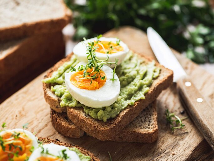 Gekochte Eier auf Avocadobrot | © Getty Images/Arx0nt