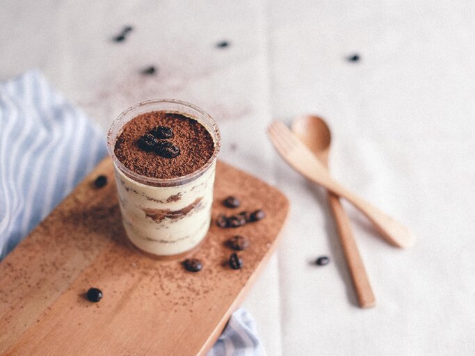 Tiramisu im Glas auf Holzbrett serviert | © Getty Images/Hoang Nga