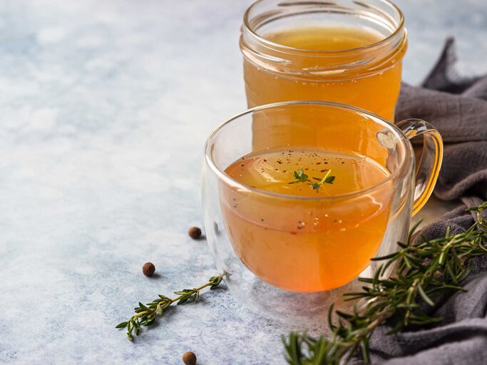 Oxymel, Gesundheitsdrink in Gläsern | © Getty Images/porosolka