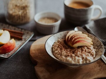 Gesundes Frühstück mit Porridge aus Haferflocken und Äpfeln | © Getty Images/Sandra Westermann