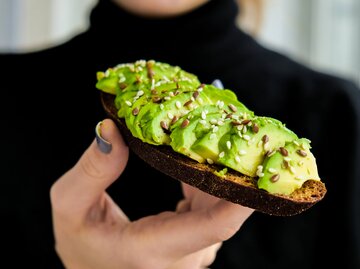 Frau mit Avocadobrot in der Hand | © Getty Images/Anastasiia Yanishevska / EyeEm