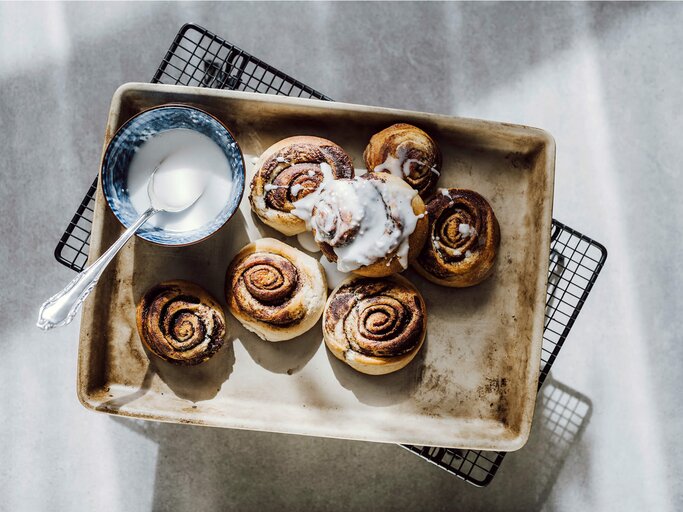 Zimtschnecken auf einem Backblech | © Getty Images/Agnes K / EyeEm