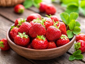 Erdbeeren in einer Holzschale auf einem Tisch. | © Adobe Stock/Sea Wave