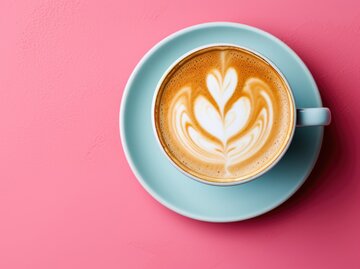 Tasse Kaffee mit Latte Art auf pinkem Untergrund | © AdobeStock/mariiaplo