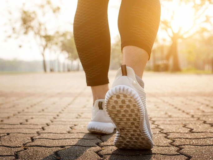 Füße einer Joggerin von hinten | © Getty Images/boonchai wedmakawand