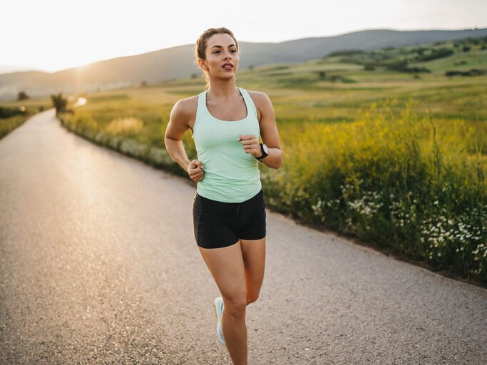 Person beim Joggen in Sonne | © Getty Images/bojanstory