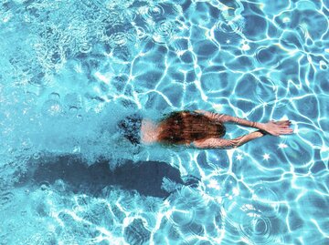 Person schwimmt in Pool | © Getty Images/Westend61