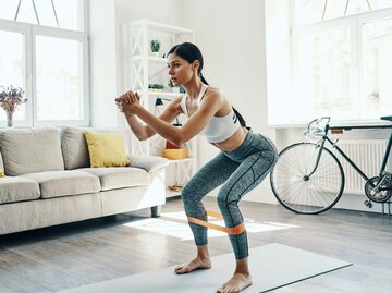 Person trainiert mit Fitnessband | © Getty Images/g-stockstudio