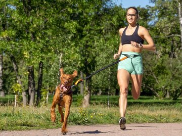 Person mit Hund beim Canicross | © Getty Images/Maria Levkina