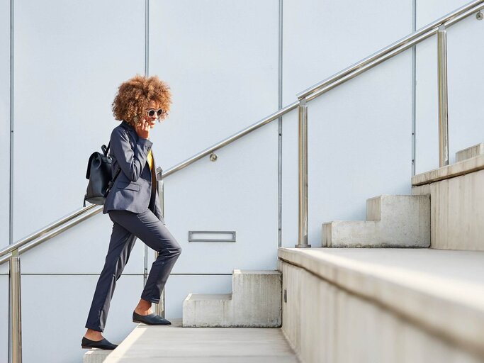 Person geht Treppen hinauf | © Getty Images/Morsa Images