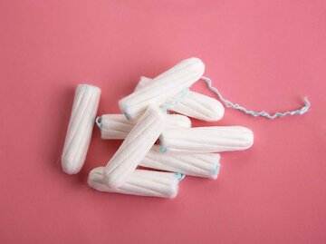 Tampons auf pinkem Hintergrund | © Adobe Stock/Мария Кокулина