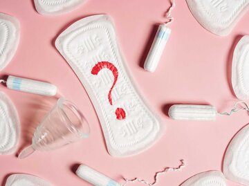 Menstruationsprodukte auf rosa Hintergrund | © Adobe Stock/Evgeniya Sheydt