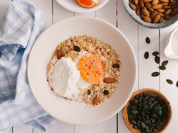 Frühstücks-Bowl mit Haferflocken und Obst | © Getty Images