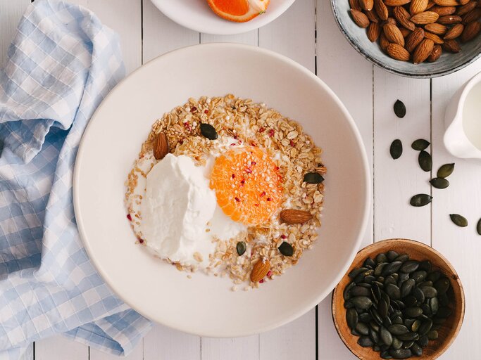 Frühstücks-Bowl mit Haferflocken und Obst | © Getty Images