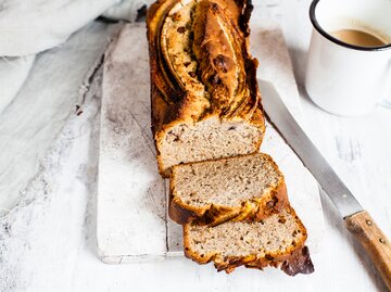 Bananenbrot aufgeschnitten, Bananenbrot ohne Zucker mit Haferflocken | © Getty Images