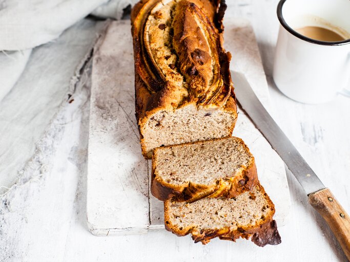 Bananenbrot aufgeschnitten, Bananenbrot ohne Zucker mit Haferflocken | © Getty Images