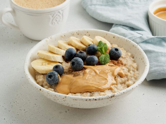 Porridge in Schüssel | © Getty Images/Natalia Gdovskaia