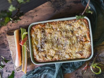 Frischer Rhabarberkuchen mit Streuseln | © Getty Images/Diana Sklarova