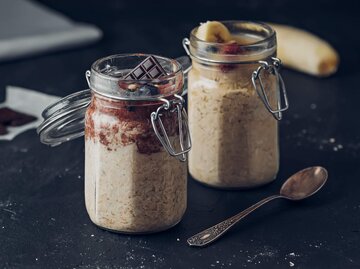 Overnight Oats mit Banane und Schokolade | © Getty Images/pechevoy