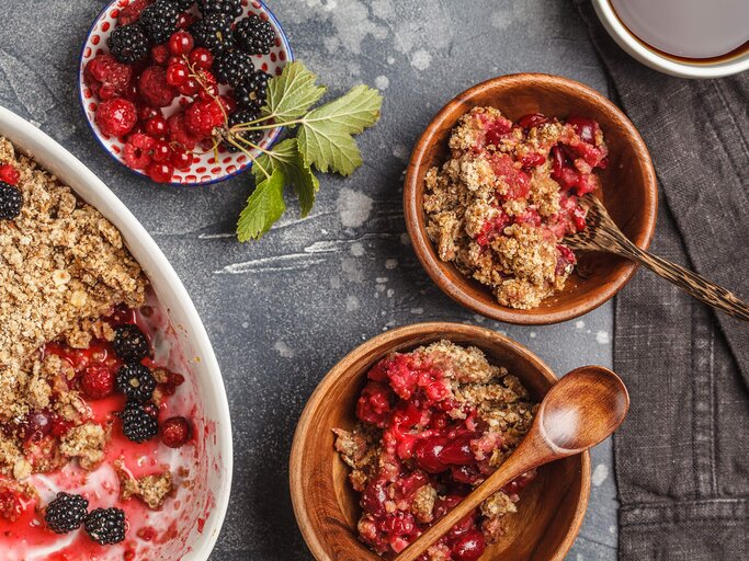 Baked Oats mit Beeren | © Getty Images/vaaseenaa