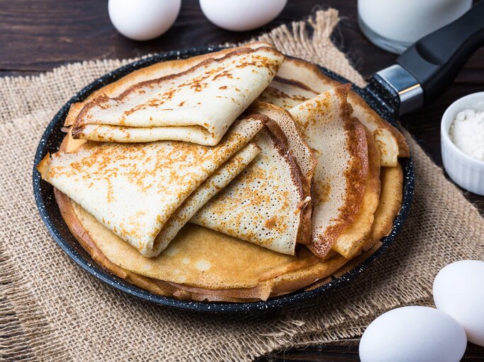 Pfannkuchen in Pfanne serviert | © Getty Images/Yulia Naumenko