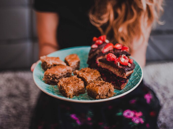 Frau hält Teller mit Schoko-Brownies | © Getty Images/Ajla Kahric