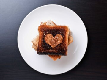 Verbrannter Toast mit Herzabdruck | © Getty Images/daitoZen