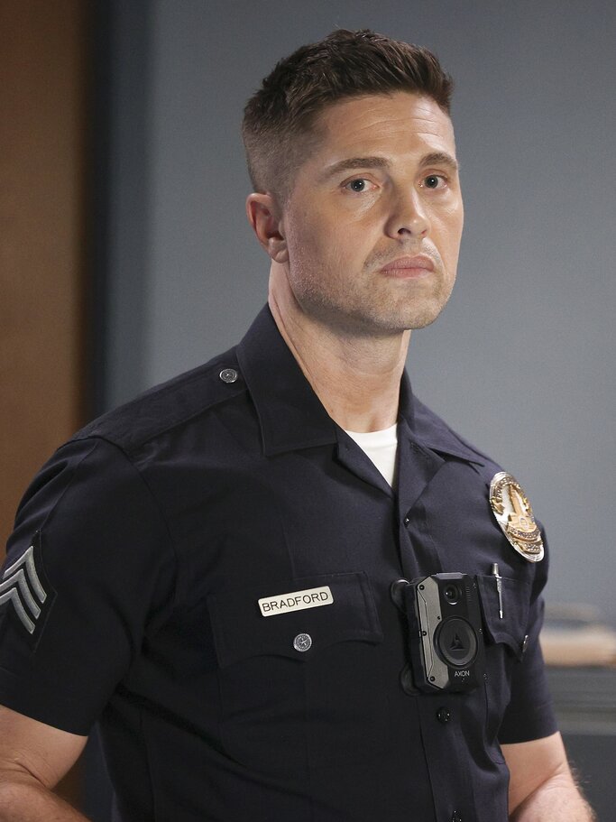 Eric Winter als Officer Tim Bradford in der Serie "The Rookie" | © Getty Images/	Raymond Liu